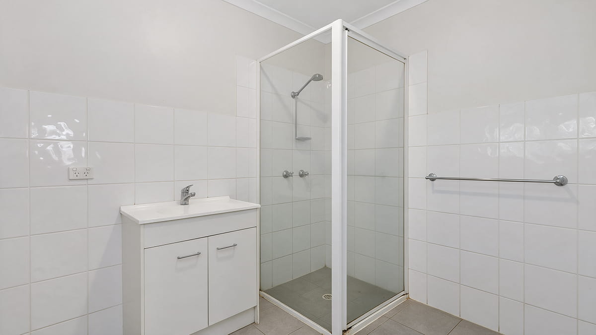 05-budget-bathroom-white-tiles
