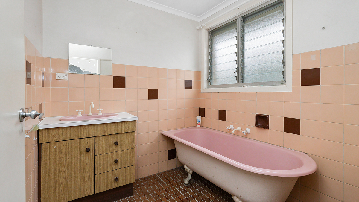 09-dated-1970s-bathroom-before-renovation
